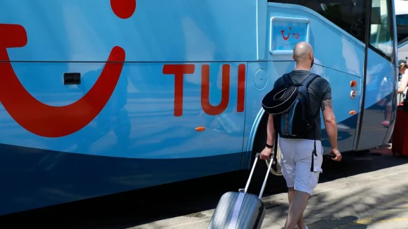 Nach der Corona-Krise reisen die Menschen wieder mehr. (Archivbild) - © Clara Margais/dpa