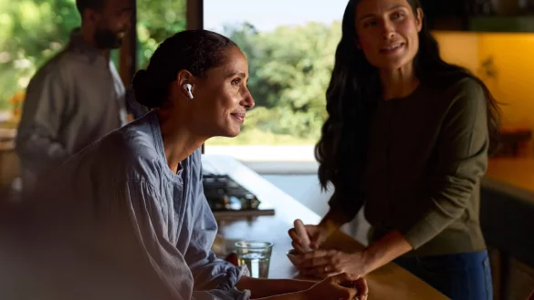 Mit der H&ouml;rhilfe-Funktion der Airpods Pro 2 soll man zum Beispiel wieder besser Unterhaltungen in lauten R&auml;umen folgen k&ouml;nnen. - &copy; Apple Inc./dpa-tmn