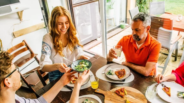 Gemeinsames Essen st&auml;rkt Bindungen: Regelm&auml;&szlig;ige Mahlzeiten in Gesellschaft f&ouml;rdern Austausch und emotionale Verbundenheit. - &copy; Zacharie Scheurer/dpa-tmn