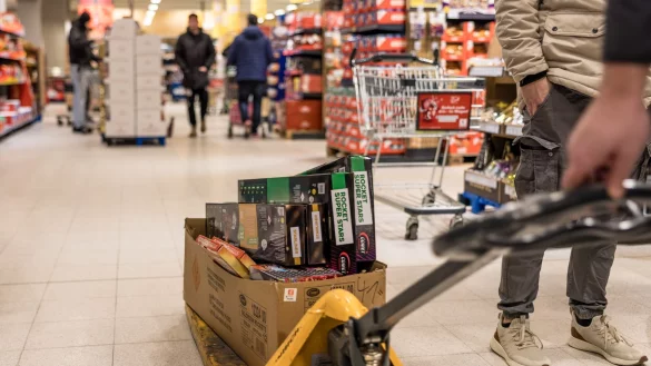 Kistenweise schieben Feuerwerks-Fans zum Verkaufsstart die Böller und Raketen aus den Läden. - © Frank Hammerschmidt/dpa