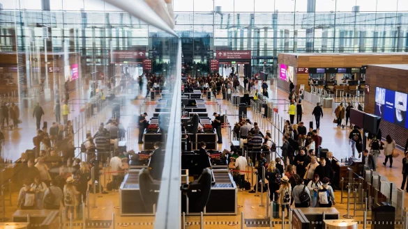 Luftfahrtverbände erwarten höhere Preise für Flugtickets (Archivbild). - © Christoph Soeder/dpa