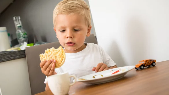 Bevorzugt ein Kind eine Zeit lang nur wenige ausgew&auml;hlte Lebensmittel, sollten Eltern erst einmal entspannt bleiben. - &copy; Christin Klose/dpa-tmn
