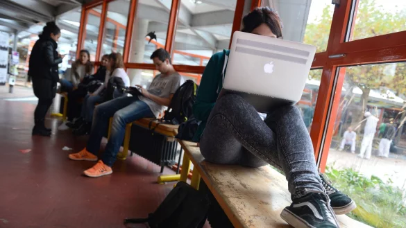 In der Regel sind dual Studierende auch in der gesetzlichen Rentenversicherung pflichtversichert und k&ouml;nnen so zum Grundstock ihrer sp&auml;teren Rente beitragen. - &copy; Felix K&auml;stle/dpa-tmn