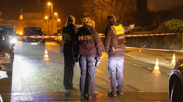 Polizisten stehen am Tatort, wo zuvor ein 40-J&auml;hriger mit einer Schusswaffe angeschossen und lebensgef&auml;hrlich verletzt worden war. Eine Mordkommission ermittelt. - &copy; Justin Brosch/dpa