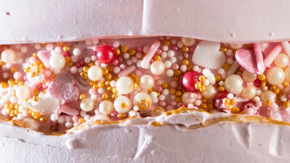 Sich mal ein Stück Torte zu gönnen und sie dann bewusst zu genießen - kein Problem. - © Franziska Gabbert/dpa-tmn