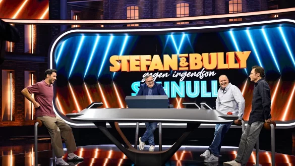 Stefan Raab und Michael «Bully» Herbig bekamen es in ihrer neuen Show mit Bundeswehr-Arzt Marc zu tun. - © Uncredited/RTL+/dpa