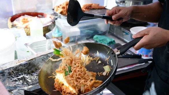 Die Stiftung Warentest hat 13 Keramikpfannen mit Antihaftbeschichtung geprüft. - © Bernd von Jutrczenka/dpa/dpa-tmn