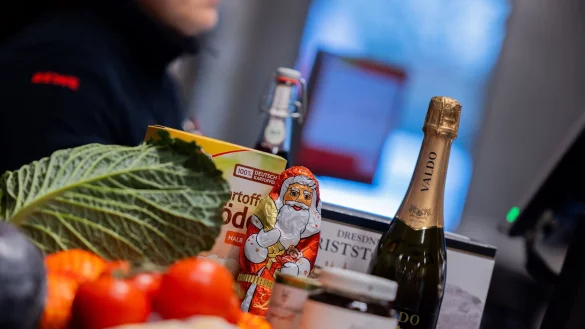 Der Weihnachtseinkauf kann - je nach Produktauswahl - in diesem Jahr etwas teurer sein als 2023. - © Rolf Vennenbernd/dpa