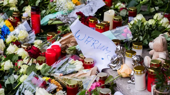 «Warum?» steht auf einem Zettel an einem Gedenkort für die Toten und Verletzten der Attacke. - © Christoph Soeder/dpa