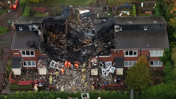 Nach der Explosion folgte ein Feuer: die zerst&ouml;rte H&auml;userzeile in Newcastle. - &copy; Owen Humphreys/PA Wire/dpa