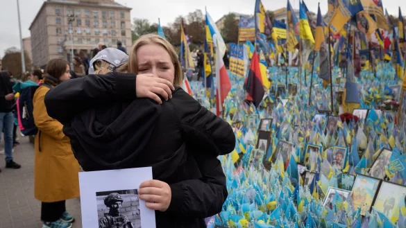 Die Ukraine trauert um ihre gefallenen Soldaten. - © Efrem Lukatsky/AP/dpa