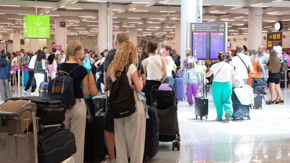 Lange Warteschlangen will man k&uuml;nftig auf dem Flughafen von Palma auf Mallorca verhindern. (Foto Archiv) - &copy; Clara Margais/dpa/dpa-tmn