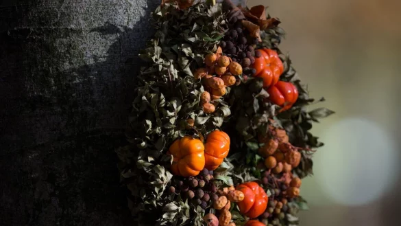 Ein Kranz besetzt mit Herbstfr&uuml;chten kann auch im Garten f&uuml;r eine stimmungsvolle Atmosph&auml;re sorgen. - &copy; Friso Gentsch/dpa/dpa-tmn