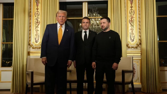 Trump nutzte seine erste Auslandsreise seit dem Wahlsieg für Gespräche zur Ukraine. - © Aurelien Morissard/AP/dpa