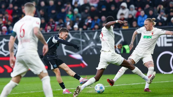 Zack, durch die Beine: Florian Wirtz (M) sorgt für den zweiten Streich. - © Daniel Löb/dpa