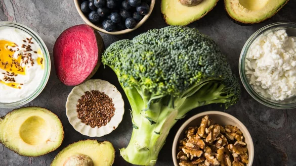 Gesunde Fetts&auml;uren, viel Gem&uuml;se, komplexe Kohlenhydrate: Eine ausgewogene Ern&auml;hrung schmeckt auch den grauen Zellen. - &copy; Christin Klose/dpa-tmn