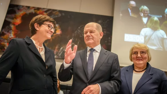 Nach der Abstimmung redeten SPD-Chefin Esken (links) und Kanzler Scholz dann doch noch miteinander. - &copy; Kay Nietfeld/dpa