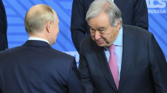 Wegen eines H&auml;ndedrucks mit Kremlchef Wladimir Putin zieht UN-Generalsekret&auml;r Antonio Guterres Kritik auf sich. - &copy; Grigory Sysoyev/brics-russia2024.ru/AP