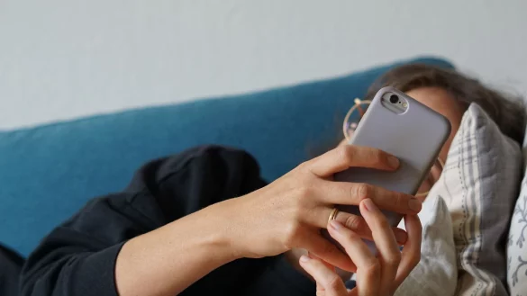 Am Weihnachtstag doch noch ein schneller Blick in die Mails: Nur knapp die H&auml;lfte der Berufst&auml;tigen verzichtet darauf. (Symbolbild) - &copy; Weronika Peneshko/dpa