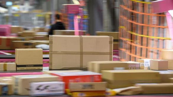 Transportband in einem DHL-Paketzentrum: In Paketen stecken manchmal auch für den Zoll Überraschungen. (Symbolbild) - © Robert Michael/dpa-Zentralbild/dpa