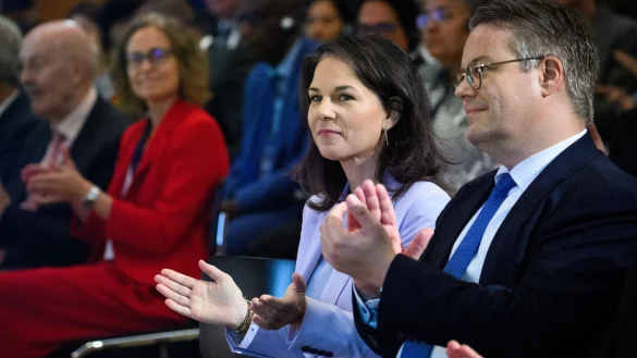 Als Staatsminister im Ausw&auml;rtigen Amt sitzt Tobias Lindner (Gr&uuml;ne) oft in der ersten Reihe. Was er nach seinem Ausscheiden aus der Berufspolitik beruflich machen will, habe er noch nicht entschieden, sagt er. (Archivfoto) - &copy; Bernd von Jutrczenka/dpa
