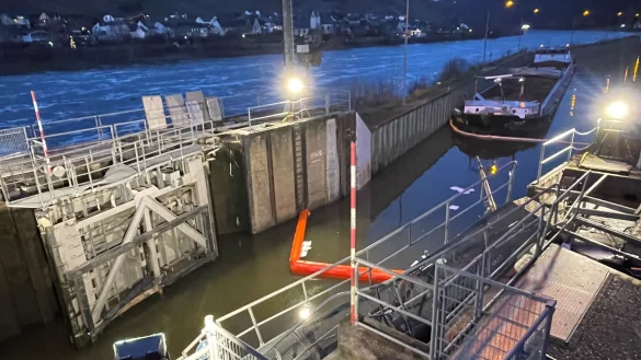 Noch gibt es keine Lösung für die Schiffe auf der Mosel, die nicht weiterkommen. - © WSA Mosel-Saar-Lahn/dpa
