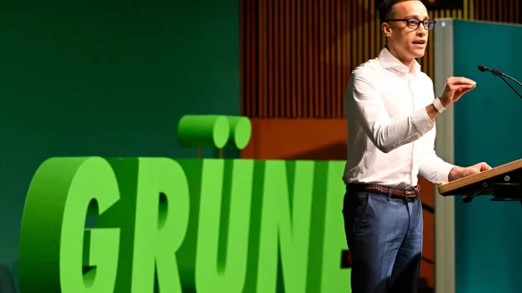 Der nordrhein-westfälische Grünen-Chef Tim Achtermeyer will auf der umstrittenen Plattform X bleiben. (Archivbild) - © Roberto Pfeil/dpa