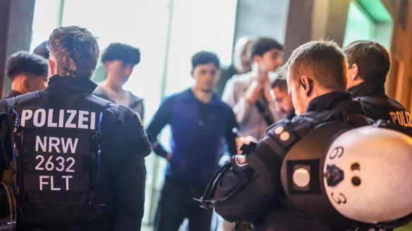 In Marl wurden Einsatzkr&auml;fte von Polizei, Feuerwehr und auch der B&uuml;rgermeister zur Zielscheibe. - &copy; Christoph Reichwein/dpa