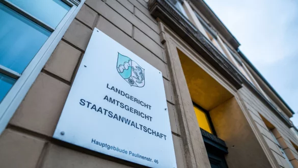 Das Landgericht Detmold hat ein Urteil gegen eine 38-Jährige verkündet, die einen Säugling getötet hatte. - © Lino Mirgeler/dpa