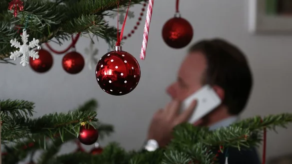 Business-Calls unterm Tannenbaum? An Feiertagen müssen Beschäftigte nicht für die Arbeit erreichbar sein. - © Ina Fassbender/dpa-tmn