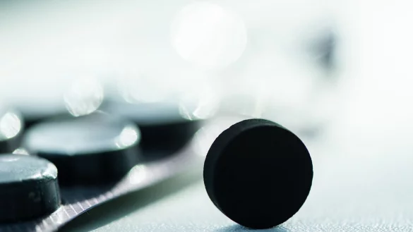 Kohletabletten kennen viele als Arzneimittel bei Durchfallerkrankungen. Sie helfen aber auch bei leichten Vergiftungen. - &copy; Franziska Gabbert/dpa-tmn