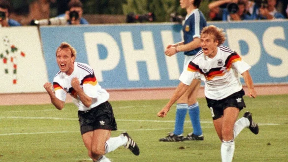 Das Trikot von Andreas Brehme (l) ist bald im Deutschen Fu&szlig;ballmuseum zu sehen. - &copy; Frank Kleefeldt/dpa