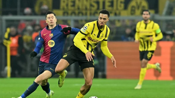 Enges Spiel: Der BVB mit Felix Nmecha (r) und Barcelona mit Robert Lewandowski lieferten sich viele packende Duelle. - © Bernd Thissen/dpa