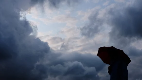 Eine neue KI-basierte Anwendung soll Wettervorhersagen genauer und schneller machen. (Symbolbild) - © Martin Gerten/dpa