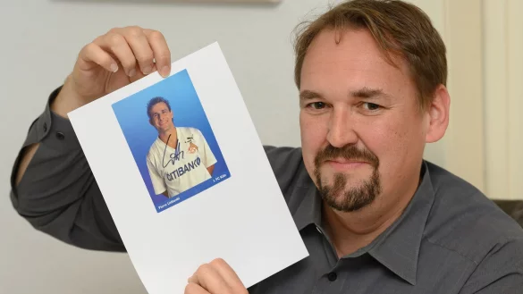 Ein Autogrammsammler meint: Selfies haben dem Autogramm bei j&uuml;ngeren Fans den Rang abgelaufen. - &copy; Swen Pf&ouml;rtner/dpa