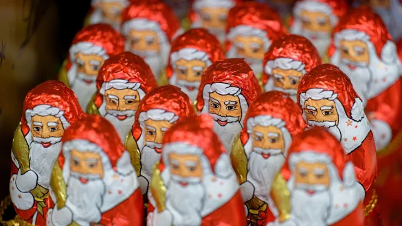 Schoko-Weihnachtsm&auml;nner sind in diesem Jahr vielfach deutlich teurer als 2023. - &copy; Henning Kaiser/dpa