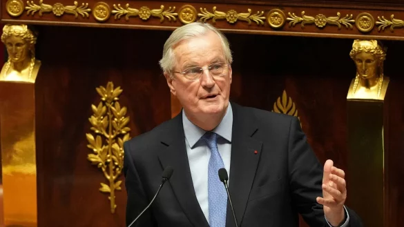 Ob der Nachfolger oder die Nachfolgerin von Premier Barnier das zerstrittene Parlament in Kernfragen wie dem Haushalt einen kann, muss sich zeigen. - © Michel Euler/AP/dpa