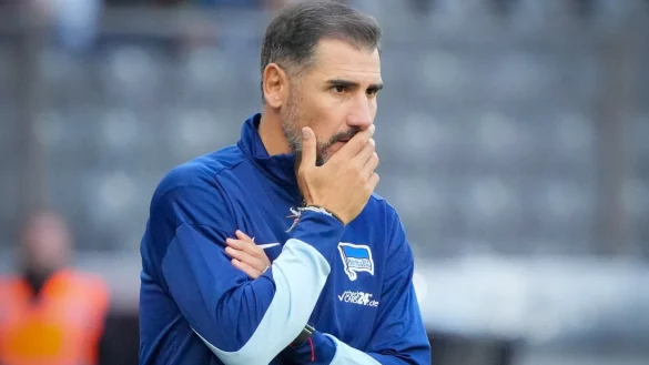 Hertha-Trainer Cristian Fi&eacute;l gr&uuml;belt &uuml;ber die Aufstellung f&uuml;r das Spiel auf Schalke. - &copy; Soeren Stache/dpa
