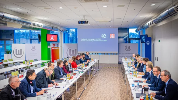 Zähe Verhandlungen: Bei VW brachte auch die vierte Tarifrunde keinen Durchbruch. (Archivfoto) - © Moritz Frankenberg/dpa