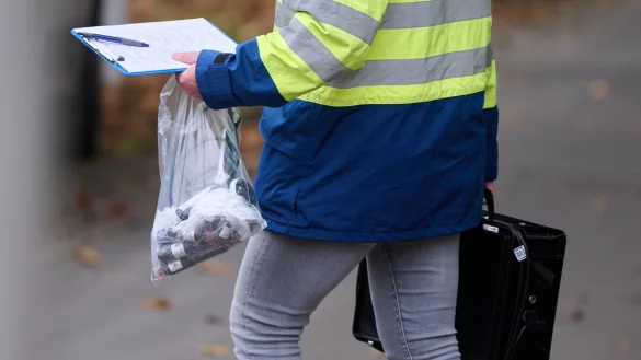Asbest-Suche nach Brand: Bisher wurden keine Schadstoffe gemessen. (Archivbild) - &copy; Bernd Thissen/dpa