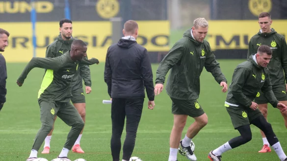 Die zuletzt angeschlagenen Pascal Gro&szlig; (rechts) und Niklas S&uuml;le (2. v. rechts) nehmen am Abschlusstraining teil. - &copy; Bernd Thissen/dpa