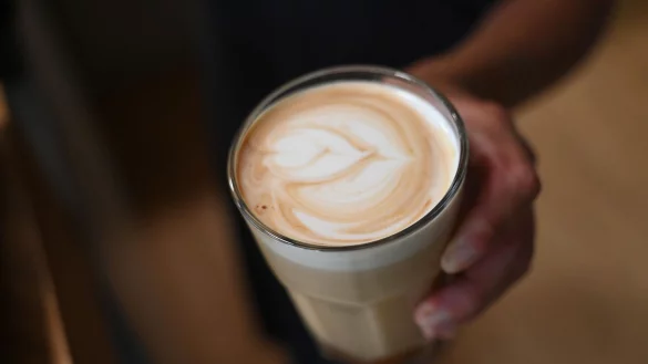 Von Zubereitung bis Geschmack: Wie gut sind Cappuccino und Espresso aus dem Kaffeevollautomaten? Die Stiftung Warentest hat zw&ouml;lf Maschinen unter die Lupe genommen. - &copy; Elisa Schu/dpa/dpa-tmn
