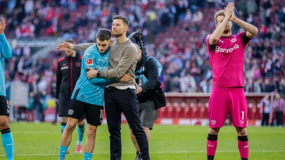 Bleibt das Leverkusener Erfolgsduo? - Florian Wirtz (l) und Xabi Alonso (M). - © Rolf Vennenbernd/dpa