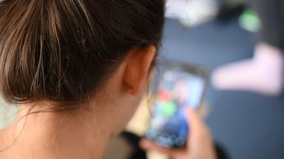 Schluss machen mit den Dating-Apps? Eine Absage an die Liebe ist das nicht. (Symbolbild) - &copy; Niklas Graeber/dpa