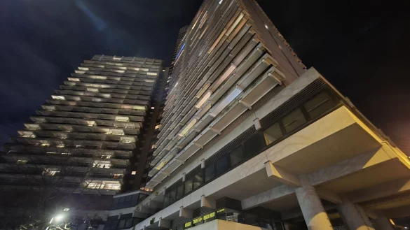 Das Uni-Center gilt als eines der höchsten Wohnhäuser Europas. - © Sascha Thelen/dpa