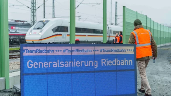 Riedbahn soll schon am Samstag wieder öffnen - © Andreas Arnold/dpa