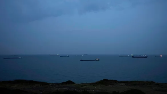 Im Schwarzen Meer ankernde Frachtschiffe warten auf die Durchfahrt durch die Meerenge Bosporus. (Archivbild) - © Khalil Hamra/AP/dpa