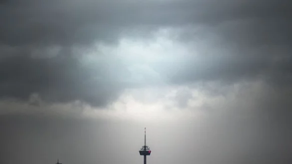Viele Wolken erwarten die Meteorologen vom Deutschen Wetterdienst in den kommenden Tagen. (Symbolbild) - © Federico Gambarini/dpa