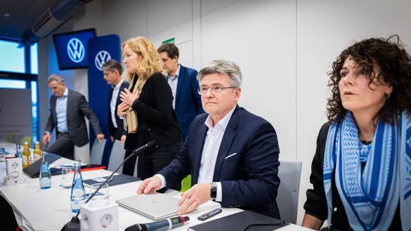 VW-Verhandlungsführer Arne Meiswinkel (2.v.r.) ringt mit der IG Metall um einen Kompromiss im Tarifstreit. (Archivfoto) - © Moritz Frankenberg/dpa