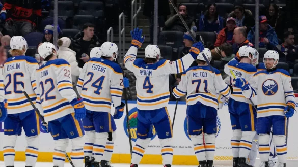 Jubel beim ersten Sieg nach zuvor 13 Niederlagen: Die Buffalo Sabres um JJ Peterka. - © Frank Franklin II/AP/dpa